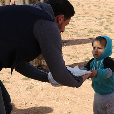 Ulfah team distributes bread in the northern camps