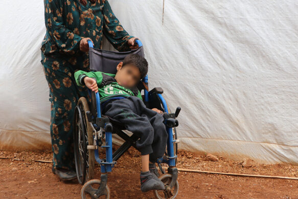طفل مصاب بشلل رباعي من امام خيمته